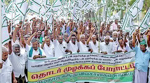 டன் கரும்புக்கு ரூ.5500 மத்திய அரசு வழங்க வேண்டும். மாநில அரசு தேர்தல் வாக்குறுதியாக அறிவித்த ரூ.4000 தர வேண்டும் என்ற கோரிக்கைகளை வலியுறுத்தி, சென்னையில் கரும்பு விவசாயிகள் தொடர் முழக்க போராட்டம் நடத்தி வருகின்றனர். மார்க்சிஸ்ட் சட்டமன்ற குழுத் தலைவர் நாகைமாலி, தமிழ்நாடு விவசாயிகள் சங்கத்தின் மாநிலத் தலைவர் டி.ரவீந்திரன் உள்ளிட்டோர் இதில் கலந்து கொண்டனர். | படம்: ம.பிரபு |