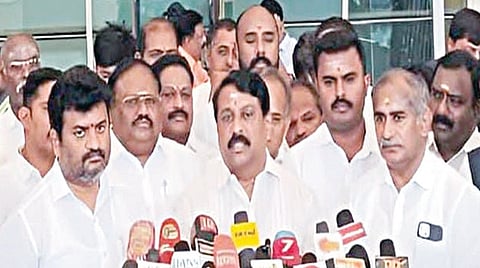 கோவை விமான நிலையத்தில் செய்தியாளர்களுக்கு நேற்று பேட்டியளித்த பாஜக மாநிலத் தலைவர் நயினார் நாகேந்திரன்.