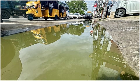 மதுரை: ‘கார் பார்க்கிங்’ ஆக மாறிய நடைபாதை; கழிவு நீரோடையான மாவட்ட நீதிமன்ற சாலை