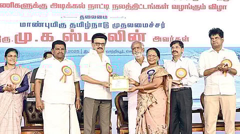 சென்னை திரு​வொற்​றியூரில் நேற்று நடைபெற்ற விழாவில், மகளிர் கூட்டு குழுக்களுக்கு நுண்கடன் வழங்கும் `அலைகள்' திட்டத்தை முதல்வர் மு.க.ஸ்டாலின் தொடங்கி வைத்தார்.