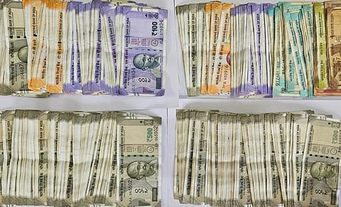 சோதனையில் கைப்பற்றப்பட்ட பணம்