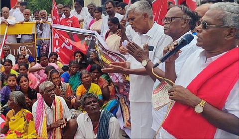 ஓசூர் உதவி ஆட்சியர் அலுவலகம் முன்பு தமிழ்நாடு விவசாயிகள் சங்கம் சார்பில் நடந்த ஆர்ப்பாட்டத்தில் மார்க்சிஸ்ட் மாநில செயலாளர் பெ.சண்முகம் பேசினார்.