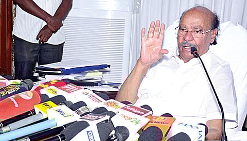 திண்டிவனம் அடுத்த தைலாபுரத்தில் நேற்று செய்தியாளர்களிடம் பேசிய பாமக நிறுவனர் ராமதாஸ்.