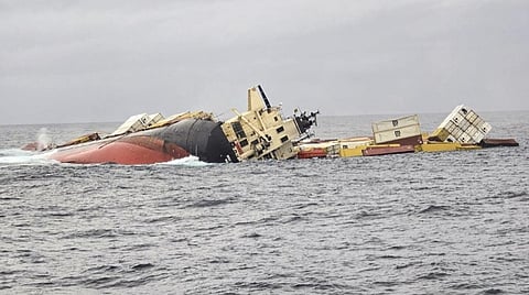எல்சா-3 கப்பல் விபத்தால் கடலோரத்தில் ஆபத்தான பொருட்கள் ஒதுங்கவில்லை