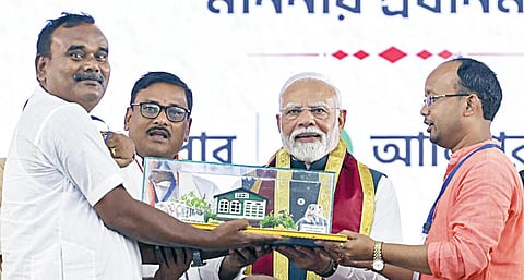 மேற்குவங்கத்தின் அலிப்பூர்துவார் நகரில் நேற்று நடைபெற்ற நலத்திட்ட விழாவில் பிரதமர் நரேந்திர மோடி பங்கேற்றார். அப்போது மாநில பாஜக நிர்வாகிகள், அவருக்கு நினைவு பரிசினை வழங்கினர்.