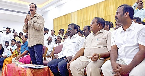 சென்னை சோழிங்கநல்லூரில் நேற்று நடைபெற்ற பாமக மாவட்டச் செயலாளர்கள், கட்சி நிர்வாகிகள் ஆலோசனை கூட்டத்தில் பேசுகிறார் அன்புமணி.