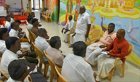 திருநெல்வேலியில் நடந்த இந்து முன்னணி பொறுப்பாளர்களுக்கான ஆலோசனைக் கூட்டத்தில் மாநிலத் தலைவர் காடேஸ்வரா சுப்பிரமணியம் பேசினார்.