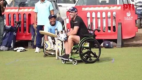 மகிழ்வித்து மகிழ்: மாற்றுத் திறனாளிகளுடன் வீல்-சேர் கிரிக்கெட் விளையாடி மகிழ்ந்த டிவில்லியர்ஸ்!