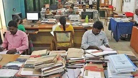 தமிழக அரசு பணியில் இருந்து ஒரே நாளில் 8,144 பேர் ஓய்வு: காலி பணியிடங்கள் அதிகரிப்பு