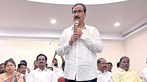 சென்னையை அடுத்த, உத்தண்டியில் பாமக ஆலோசனை கூட்டம் கட்சியின் தலைவர் அன்புமணி தலைமையில் நேற்று 3-வது நாளாக நடைபெற்றது. இதில், பொதுச்​செய​லா​ளர் வடிவேல் ராவணன், இணை பொதுச்​செய​லா​ளர் ஏ.கே.மூர்த்​தி, 
பொருளாளர் தில​க​பா​மா மற்றும் தென் மாவட்ட நிர்வாகிகள் கலந்து கொண்டனர். | படம்: எம்.முத்துகணேஷ் |