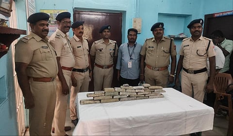 ஜோலார்பேட்டை ரயில் நிலையத்தில் பறிமுதல் செய்யப்பட்ட வெள்ளிக்கட்டிகள்