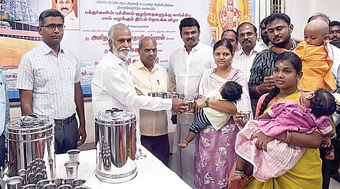 திருச்செந்தூர் சுப்பிரமணிய சுவாமி கோயிலில் பக்தர்களின் பச்சிளம் குழந்தை
களுக்கு காய்ச்சிய பால் வழங்கும் திட்டத்தை அமைச்சர் பி.கே.சேகர்பாபு தொடங்கி வைத்தார்.