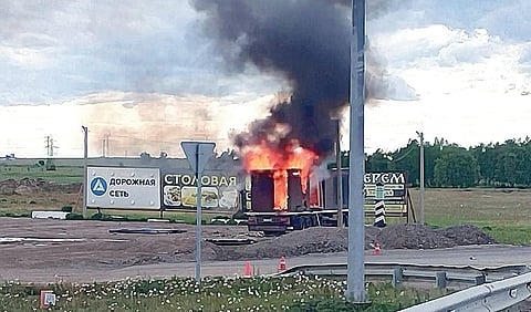 ரஷ்யாவின் இர்குட்ஸ்க் மாகாணத்தில் பெலயா விமான படை தளம் அமைந்துள்ளது. அதன் அருகே நிறுத்தப்பட்டிருந்த லாரியில் இருந்து சீறிப் பாய்ந்த ட்ரோன்கள், பெலயா விமான படை தளம் மீது தாக்குதல் நடத்தின. இறுதியில் லாரி தீப்பிடித்து எரிந்து உருக்குலைந்தது. படம்: பிடிஐ