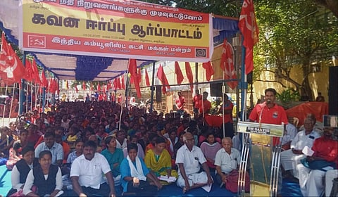 காஞ்சிபுரம் வட்டாட்சியர் அலுவலகம் முன்பு நுண் நிதி நிறுவனங்களை ஆய்வு செய்யக்கோரி ஆர்ப்பாட்டம் நடந்தது.  