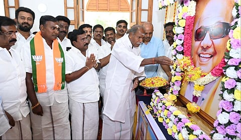 மறைந்த முன்னாள் முதல்வர் கருணாநிதியின் பிறந்தநாளையொட்டி அவரது உருவப்படத்துக்கு புதுவை முதல்வர் ரங்கசாமி மலர்தூவி மரியாதை செலுத்தினார்