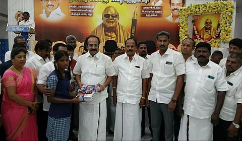 சிவகாசி அருகே முன்னாள் முதல்வர் கருணாநிதியின் பிறந்தநாளையொட்டி பள்ளி மாணவர்களுக்கு அமைச்சர் தங்கம் தென்னரசு நலத்திட்ட உதவிகளை வழங்கினார்.