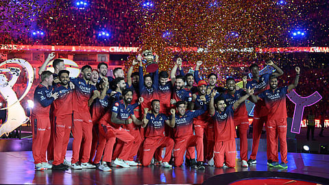 ‘ஈ சாலா கப் நம்து’ - உரக்க சொன்ன ரஜத் பட்டிதார்; கோப்பை உடன் ஆர்சிபி உற்சாக போஸ்