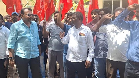 காஞ்சிபுரத்தில் தென்னக ரயில்வே மஸ்தூர் ஊழியர்கள் சங்கம் சார்பில் நடைபெற்ற ஆர்ப்பாட்டம்.