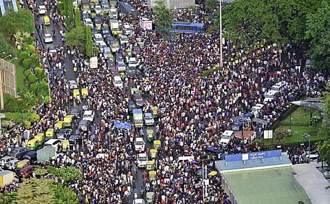 பெங்களூரு சின்னசாமி கிரிக்கெட் மைதானத்தின் வெளியே குவிந்த ரசிகர்கள். | படம்: முரளி குமார்