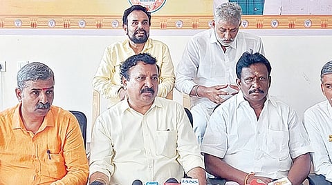 திருச்சி பாஜக அலுவலகத்தில் நேற்று செய்தியாளர்களை சந்தித்த தமிழக பாஜக பொதுச்செயலாளர் ராம.சீனிவாசன்.