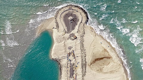 தனுஷ்கோடி கடற்பகுதியில் சூறைக்காற்று: அரிச்சல்முனை தேசிய நெடுஞ்சாலையை மணல் மூடியது