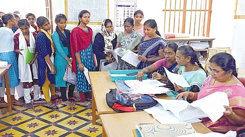 அரசு கலை, அறிவியல் கல்லூரிகளில் மாணவர் சேர்க்கைக்கான பொது கலந்தாய்வு நேற்று தொடங்கியது. சென்னை ராணிமேரி கல்லூரியில் நேற்று பொது கலந்தாய்வுக்கு வந்திருந்த மாணவிகள். | படங்கள்: ம.பிரபு |