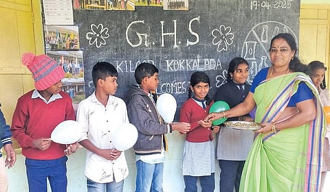 கீளூர் கோக்கலாடா அரசு பள்ளியில் புதிய மாணவர்களை வரவேற்ற ஆசிரியர்கள்.