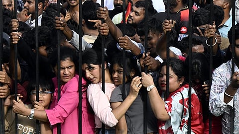 விதான் சவுதாவில் திரண்டிருந்த ஆர்சிபி ரசிகர்கள் | படம்: சுதாகர் ஜெயின்.