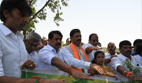 உலக சுற்றுசூழல் தினத்தை முன்னிட்டு ராஜகீழ்பாக்கம் ஏரியில் நடந்த நிகழ்ச்சியில் உறுதிமொழி ஏற்ற தமிழக பாஜகவினர்  | படம்: எம். முத்துகணேஷ்