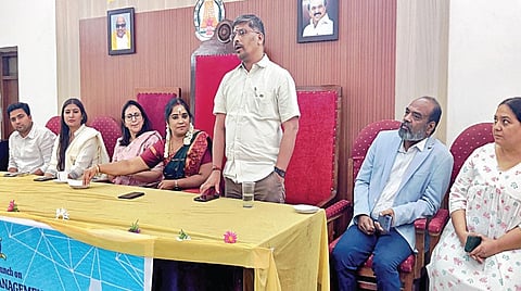 செயற்கை நுண்ணறிவு உதவியுடன் ஊட்டி நகராட்சியில் கழிவு மேலாண்மையை செயல்படுத்துவது தொடர்பாக நேற்று நடைபெற்ற ஆய்வுக் கூட்டத்தில் பங்கேற்ற நகராட்சித் தலைவர் எம்.வாணீஸ்வரி, ஆணையர் வினோத் உள்ளிட்டோர்.  | படம்: ஆர்.டி.சிவசங்கர் |