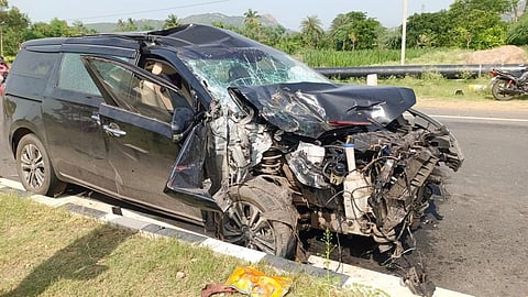 விபத்துக்குள்ளான கார்