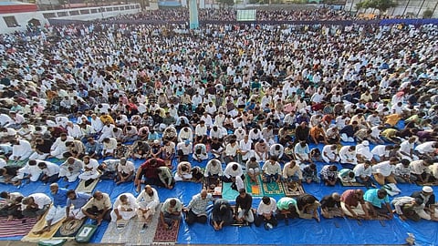 பக்ரீத் பண்டிகை முன்னிட்டு கோவை குனியமுத்தூர் ஆயிஷா மகாலில் ஜாக் அமைப்பினர் சார்பில் நடைபெற்ற சிறப்பு தொழுகையில் ஈடுபட்ட இஸ்லாமியர்கள்