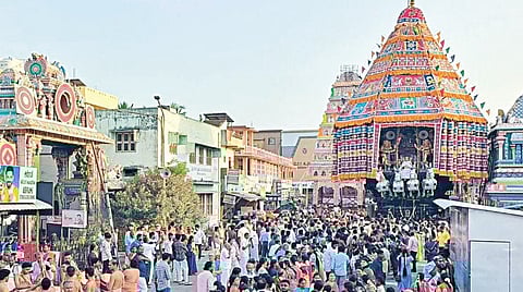 திருநள்​ளாறில் நேற்று நடை​பெற்ற தர்​பாரண்​யேஸ்வரர் கோயில் 
பிரம்​மோற்சவ தேரோட்​டத்​தில்​ வடம்​ பிடித்​து தேர்​ இழுத்​த பக்​தர்​கள்​.