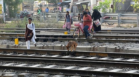 ரயில்வே கேட்களை கடக்கும்போது செல்போன் பேசுவதை தவிர்க்க வேண்டும்: ரயில்வே அதிகாரிகள் அறிவுறுத்தல்