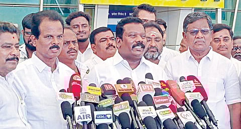 கோவை வி​மான நிலை​யத்​தில் செய்​தி​யாளர்​களுக்கு நேற்று பேட்​டியளித்​த காங்​கிரஸ்​ மாநிலத்​ தலை​வர்​ கு.செல்​வப்​பெருந்​தகை.