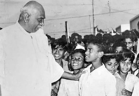 பள்ளிக் குழந்தைகளுடன் கர்மவீரர் காமராஜர்.