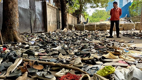 பெங்களூரு சின்னசாமி ஸ்டேடியம் அருகே கூட்ட நெரிசலில் சிக்கியவர்களின் காலணிகள்