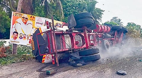 கல்பாக்கம் அருகே ஆசிட் ஏற்றி வந்த டேங்கர் லாரி கவிழ்ந்து விபத்து - 2 பேர் உயிரிழப்பு
