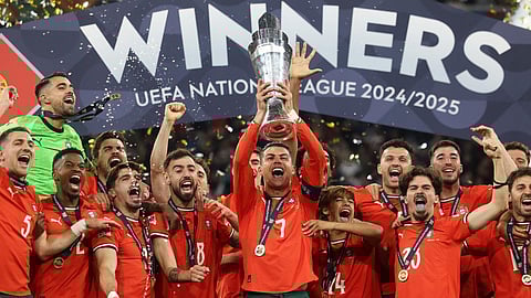 வெற்றிக் கோப்பையுடன் போர்ச்சுகல் அணி வீரர்கள்.