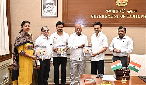 மாநிலத் திட்டக்குழுவால் தயாரிக்கப்பட்ட 4 அறிக்கைகள் தமிழக முதல்வர் மு.க.ஸ்டாலினிடம் சமர்ப்பிக்கப்பட்டது