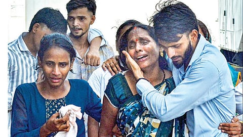 படியில் தொங்கி சென்றதால் விபரீதம்: ஓடும் ரயிலில் இருந்து விழுந்து மும்பையில் 5 பேர் உயிரிழப்பு