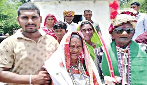 70 ஆண்டுகளாக சேர்ந்து வாழ்ந்த பின் 90 வயதில் திருமணம் செய்து கொண்ட ஜோடி