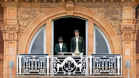 லார்ட்ஸ் கிரிக்கெட் மைதானத்தில் உள்ள மாடத்தில் தென் ஆப்பிரிக்க கேப்டன் பவுமா மற்றும் ஆஸ்திரேலிய கேப்டன் கம்மின்ஸ்.