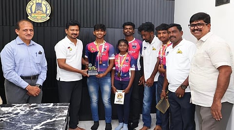 தமிழ்நாடு சாம்பியன்ஸ் அறக்கட்டளை நிதியில் விளையாட்டு வீரர்களுக்கு ரூ.34.19 லட்சம் மதிப்பில் உதவித்தொகை: உதயநிதி வழங்கினார்