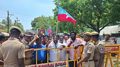 சிதம்பரத்தில் நெடுஞ்சாலை துறை அலுவலகத்தை முற்றுகையிட முயன்ற விசிகவினர் கைது 