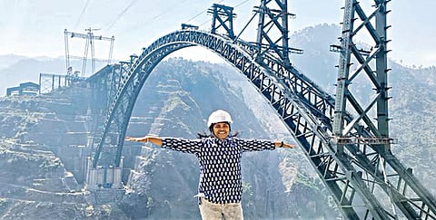 “என்னை தேவையின்றி பிரபலம் ஆக்காதீர்!” - செனாப் பாலத்துக்கு பங்காற்றிய மாதவி லதா