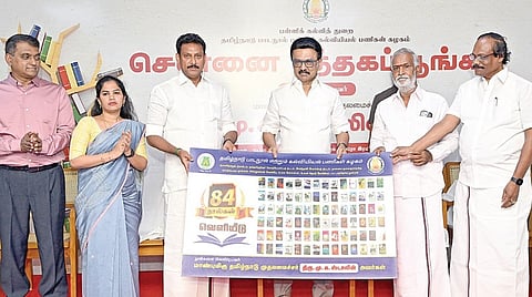 தமிழக பள்ளிக்கல்வித் துறை சார்பில், சென்னை சென்ட்ரல் மெட்ரோ ரயில் நிலையத்தில் நேற்று நடைபெற்ற நிகழ்ச்சியில், தமிழ்நாடு பாடநூல் மற்றும் கல்வியியல் பணிகள் கழகத்தால் உருவாக்கப்பட்ட 84 நூல்களை முதல்வர் மு.க.ஸ்டாலின் வெளியிட்டார். உடன் அமைச்சர்கள் அன்பில் மகேஸ், பி.கே.சேகர்பாபு, மேயர் ஆர்.பிரியா, 
இ.பரந்தாமன் எம்எல்ஏ, தமிழ்நாடு பாடநூல் மற்றும் கல்வியியல் பணிகள் கழகத் தலைவர் ஐ.லியோனி, சிறப்பு முயற்சிகள் துறை கூடுதல் தலைமைச் செயலாளர் டாக்டர் கே.கோபால், சென்னை மெட்ரோ ரயில் நிறுவன மேலாண்மை இயக்குநர் எம்.ஏ.சித்திக், பள்ளிக்கல்வித் துறை முதன்மைச் செயலாளர் பி.சந்திரமோகன், தமிழ்நாடு பாடநூல் மற்றும் கல்வியியல் பணிகள் கழக மேலாண்மை இயக்குநர் பொ.சங்கர் உள்ளிட்டோர்.