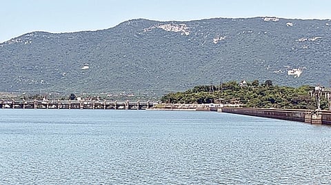 நீர்மட்டம் 114.40 அடியாக உள்ள நிலையில், கடல்போல காட்சியளிக்கும் மேட்டூர் அணை.