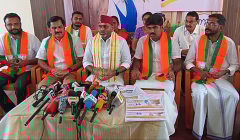 நாமக்கல் பாஜக அலுவலகத்தில் மத்திய இணையமைச்சர் எல்.முருகன் செய்தியாளர்களைச் சந்தித்தார்.