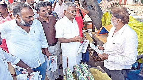 மத்திய அரசின் மக்கள் விரோத கொள்கைகளை கண்டித்தும், தமிழக அரசு மக்கள் நலன் சார்ந்த திட்டங்களை செயல்படுத்த வலியுறுத்தியும் மார்க்சிஸ்ட் கம்யூனிஸ்ட் கட்சி சார்பில் மக்கள் சந்திப்பு பிரச்சார இயக்க நடைபயணத்தை சென்னையில் மாநில செயலாளர் பெ.சண்முகம் நேற்று தொடங்கி வைத்து துண்டு பிரசுரங்களை வழங்கினார். | படம்: எஸ்.சத்தியசீலன் |